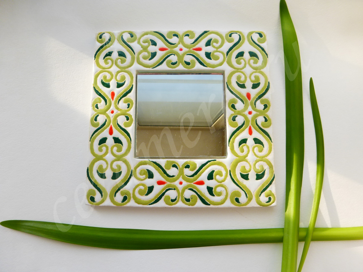 Зеркало в цельной керамической раме "Зелень".